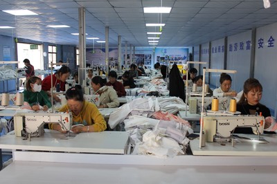 寧縣春榮鎮興創服裝就業工廠 本土制造揚帆海外，零售市場綻放風采